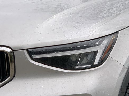 Used 2025 Volvo XC40 B5 Core image 6