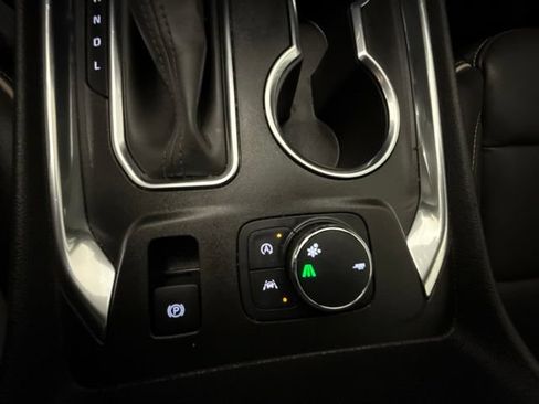 Used 2023 Chevrolet Traverse Premier FWD image 27