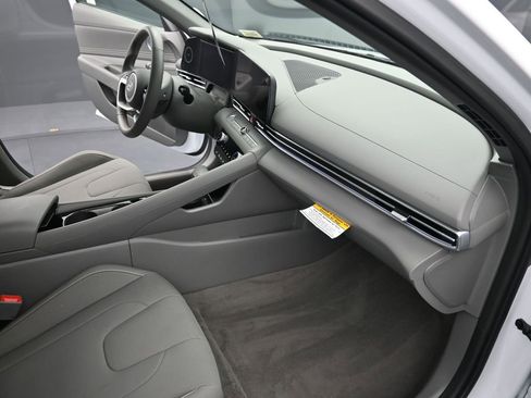 Certified 2025 Hyundai Elantra SEL image 33