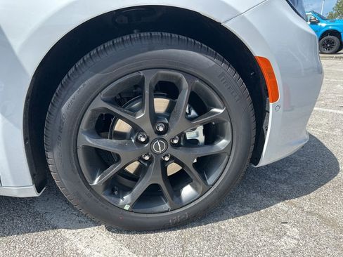 New 2025 Chrysler Pacifica Limited w/ Uconnect Theater Family Group FWD image 39