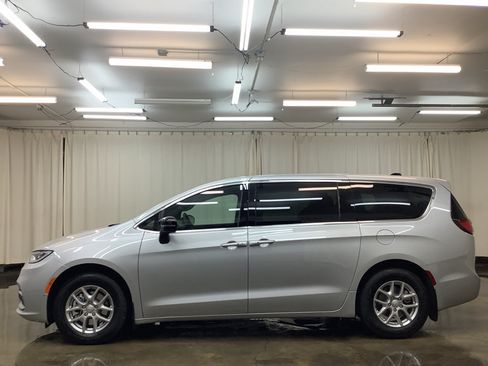 New 2026 Chrysler Pacifica Select FWD image 9