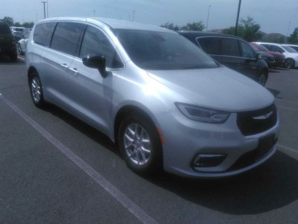 Used 2024 Chrysler Pacifica Touring-L FWD image 5