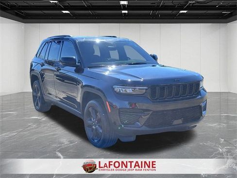 Used 2025 Jeep Grand Cherokee Altitude image 7