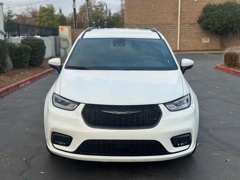 Used 2023 Chrysler Pacifica Touring-L w/ S Appearance Package FWD image 9