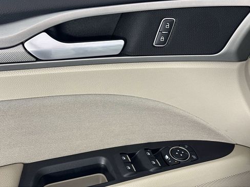 Used 2018 Ford Fusion SE w/ Fusion SE Technology Package FWD image 13