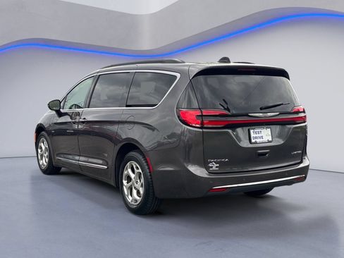 Used 2023 Chrysler Pacifica Limited FWD image 3