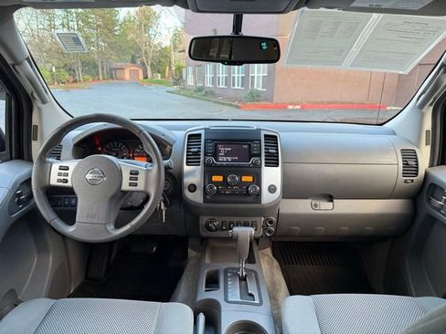 Used 2016 Nissan Frontier SV image 9