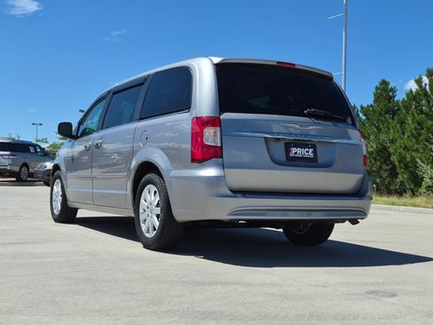Used 2015 Chrysler Town & Country LX FWD image 7