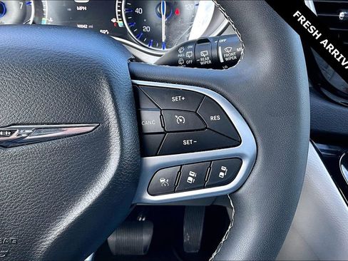 Used 2024 Chrysler Pacifica Touring-L image 12