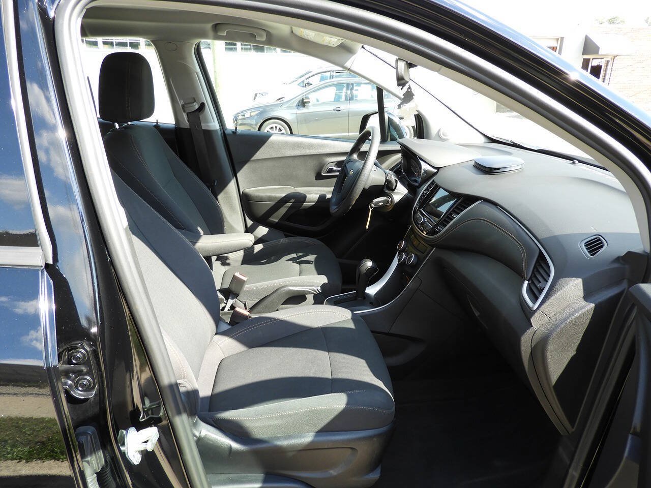 Used 2019 Chevrolet Trax LS FWD image 35