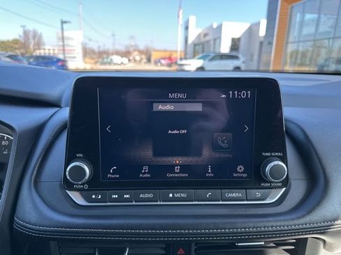 Used 2025 Nissan Rogue SV image 31