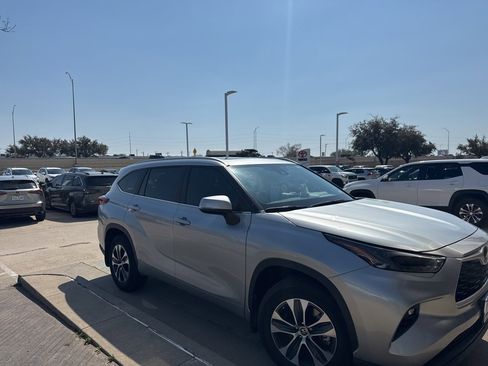 Used 2023 Toyota Highlander XLE image 2