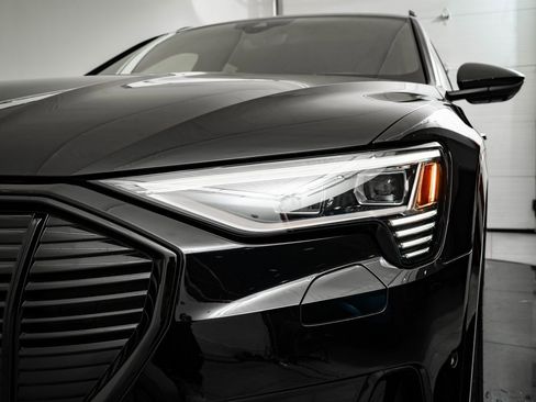 Used 2022 Audi e-tron Premium w/ Convenience Plus Package image 15