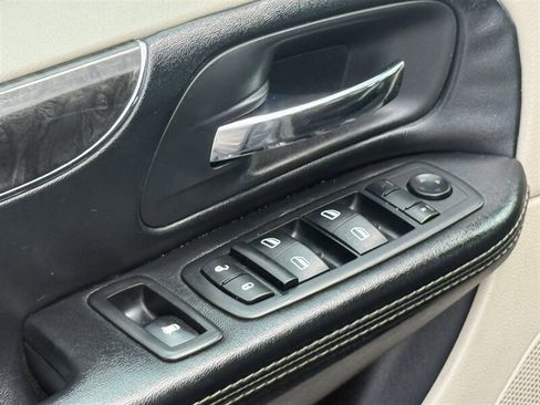 Used 2015 Chrysler Town & Country Touring FWD image 23