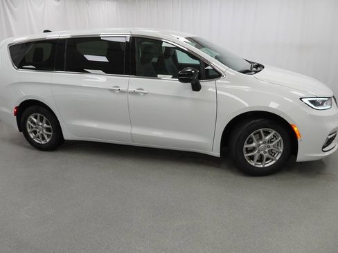 New 2026 Chrysler Pacifica Select image 9