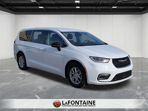 Used 2024 Chrysler Pacifica Touring-L image 7