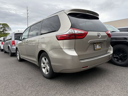 Used 2017 Toyota Sienna LE image 2