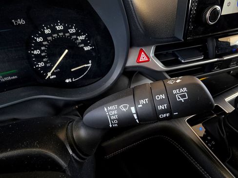 Used 2026 Toyota Sienna XLE FWD image 28