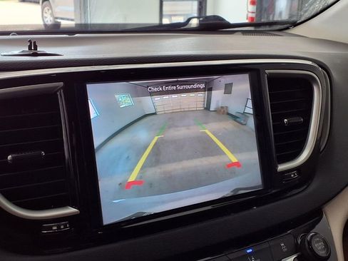 Used 2022 Chrysler Pacifica Touring-L FWD image 4