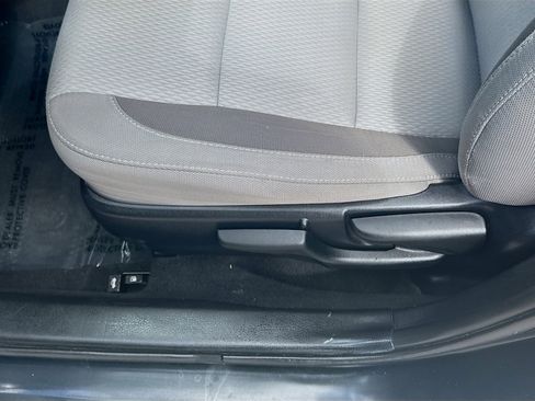 Used 2018 Toyota Corolla LE FWD image 17