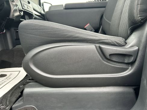 Used 2019 Nissan Titan SV image 12