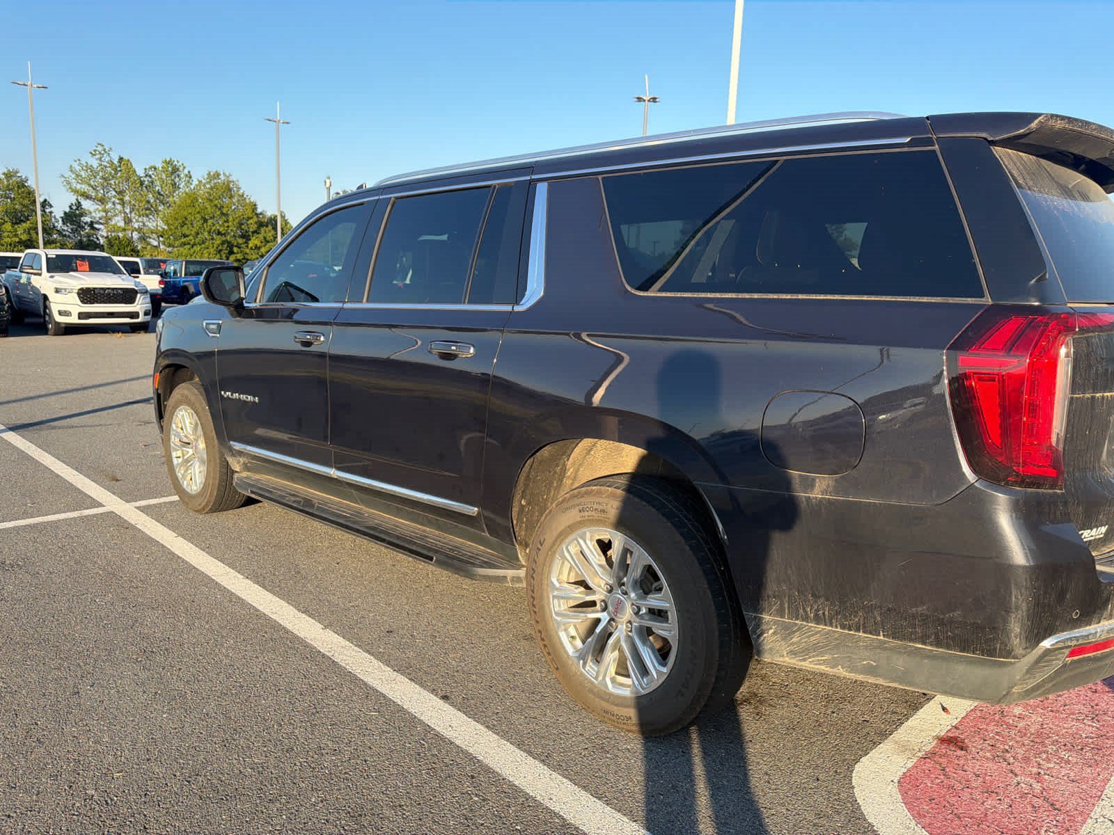 Used 2023 GMC Yukon XL SLT AWD/4WD image 4