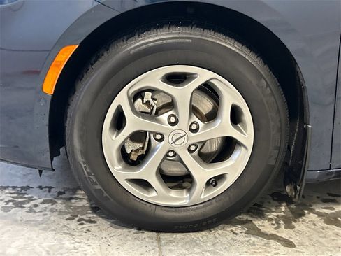 Used 2022 Chrysler Pacifica Limited image 11