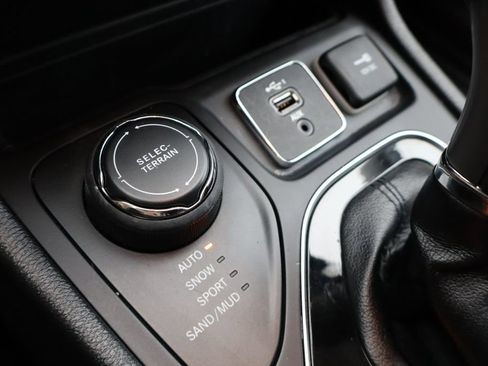 Used 2020 Jeep Cherokee Limited image 25