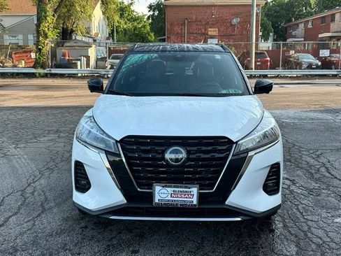 Used 2023 Nissan Kicks SR w/ SR Premium Package FWD image 2