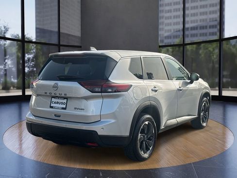 Used 2024 Nissan Rogue SV image 3