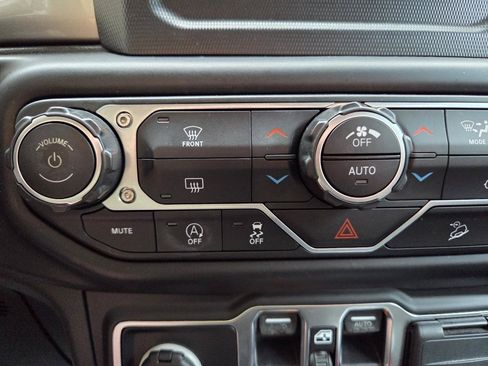 Used 2019 Jeep Wrangler Unlimited Sahara AWD/4WD image 22