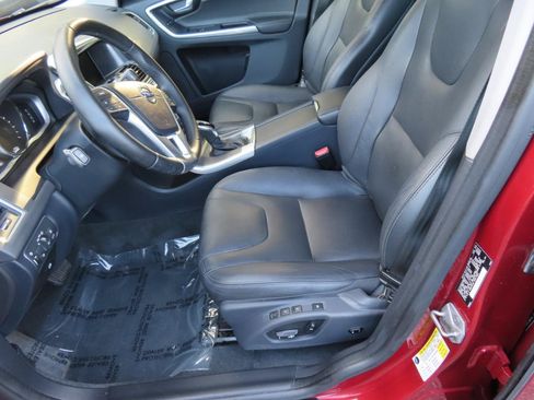 Used 2016 Volvo XC60 T6 w/ Proximity Package FWD image 7