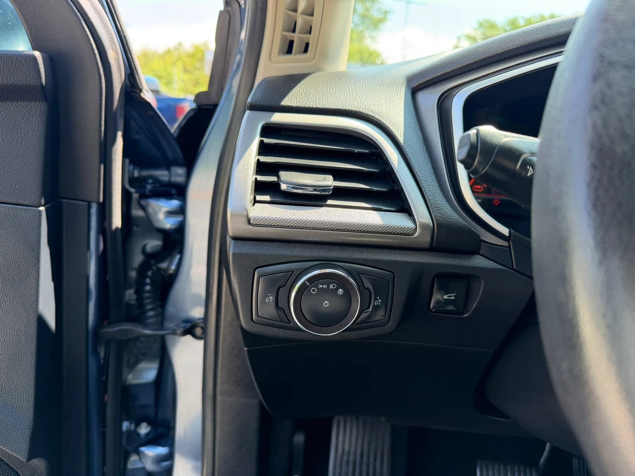 Used 2019 Ford Fusion SE FWD image 19