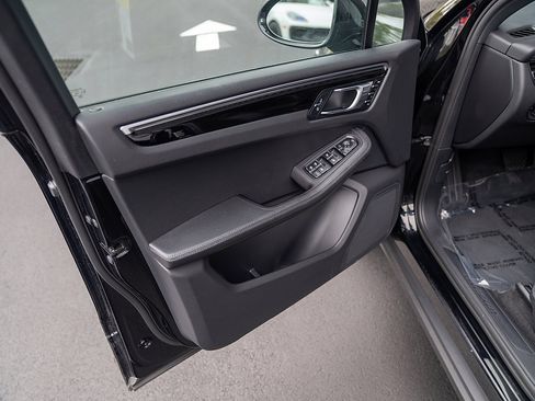 Certified 2023 Porsche Macan AWD/4WD image 17