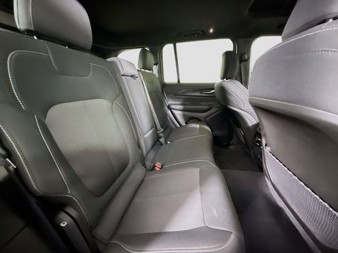 Used 2024 Jeep Grand Cherokee Laredo X image 27