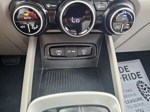 Used 2024 Hyundai Venue SEL FWD image 23