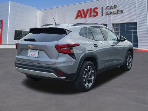 Used 2025 Chevrolet Trax LT w/ LT Convenience Package FWD image 6