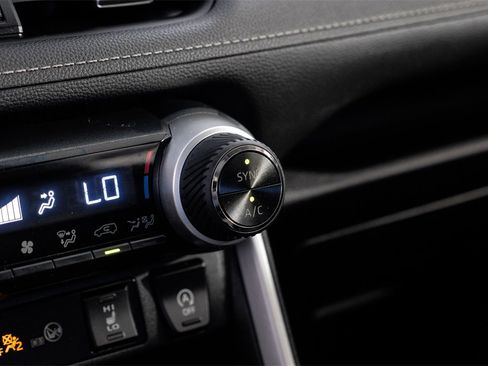 Used 2021 Toyota RAV4 XLE Premium image 30