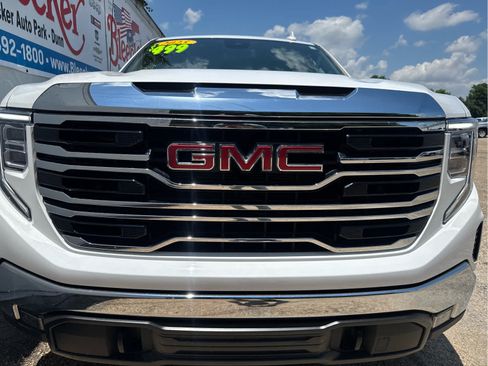 Used 2025 GMC Sierra 1500 SLT RWD image 9