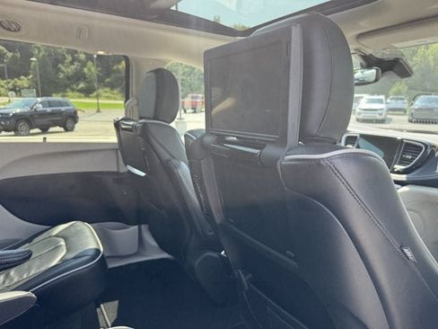 Used 2023 Chrysler Pacifica Limited w/ Uconnect Theater Family Group FWD image 15