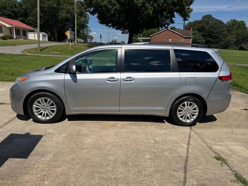 Used 2014 Toyota Sienna XLE FWD image 4