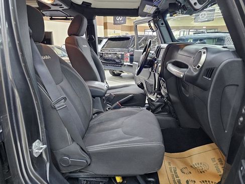 Used 2017 Jeep Wrangler Unlimited Sahara w/ Connectivity Group image 21