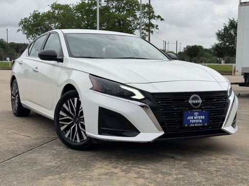 Used 2025 Nissan Altima 2.5 SV FWD image 2