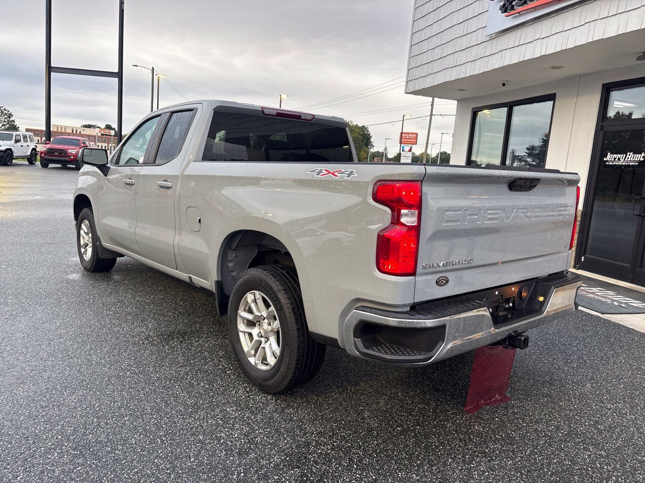 Used 2024 Chevrolet Silverado 1500 LT AWD/4WD image 7