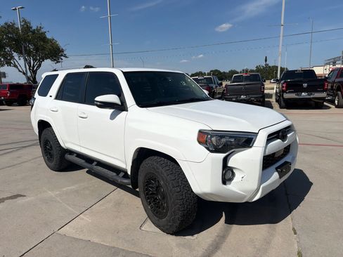 Used 2020 Toyota 4Runner SR5 Premium w/ Moonroof Package AWD/4WD image 4