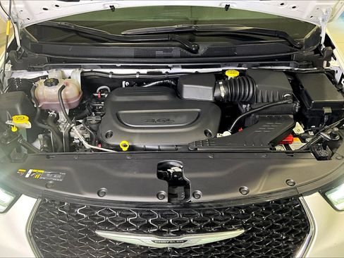 Used 2024 Chrysler Pacifica Touring-L image 30