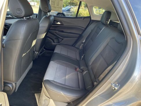 Used 2025 Chevrolet Trax LT w/ LT Convenience Package FWD image 10