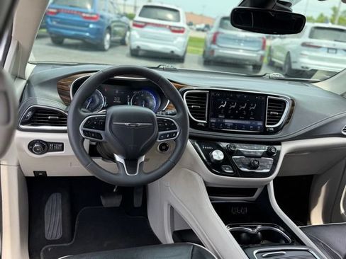 Used 2023 Chrysler Pacifica Limited FWD image 7