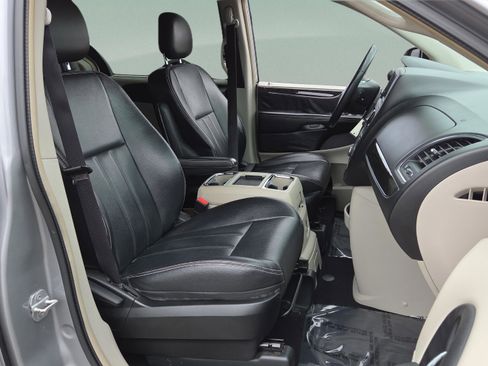 Used 2013 Chrysler Town & Country Touring FWD image 18