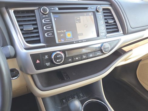 Used 2019 Toyota Highlander XLE AWD/4WD image 30